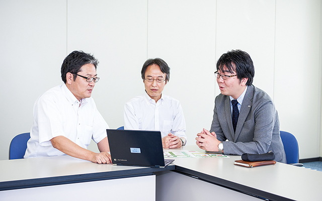 写真左から、かんでんエンジニアリングの池本寿樹氏、安井邦夫氏と打ち合わせをする田中智也