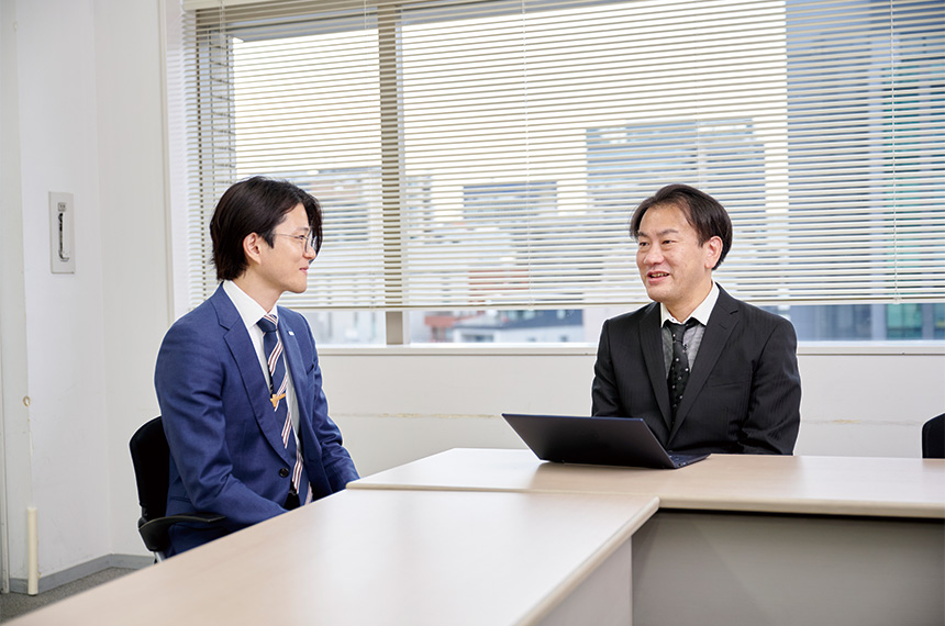 写真右から、株式会社読売情報開発の三浦敏史氏と打ち合わせするオプテージ藤堂智史