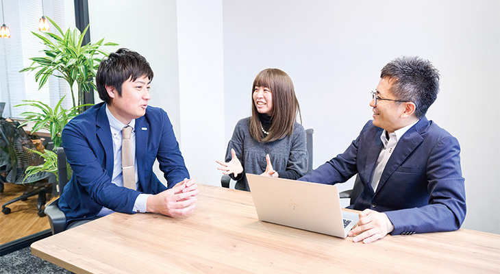 写真右から、システムズ・デザインの香取亮平氏、山本真梨子氏と打ち合わせをするオプテージ秋山貴彦