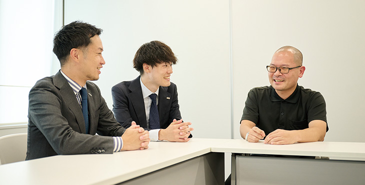 写真右から、柏原市の塩谷氏と打ち合わせをするオプテージ松井、石堂