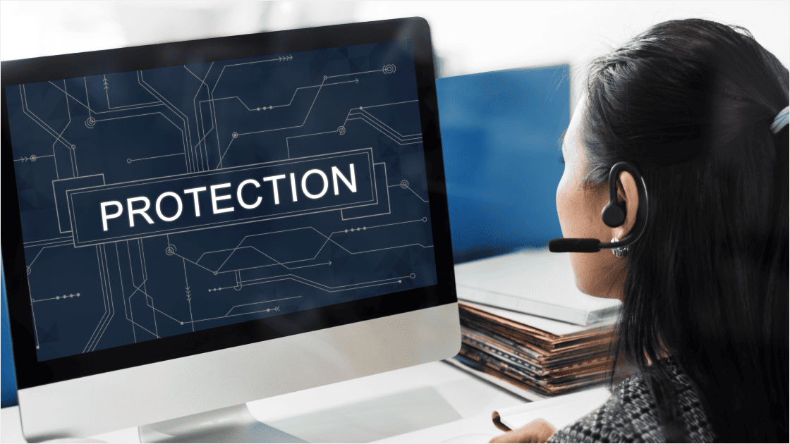 画面にPROTECTIONと表示されたモニタとそれを見るオペレーターの女性