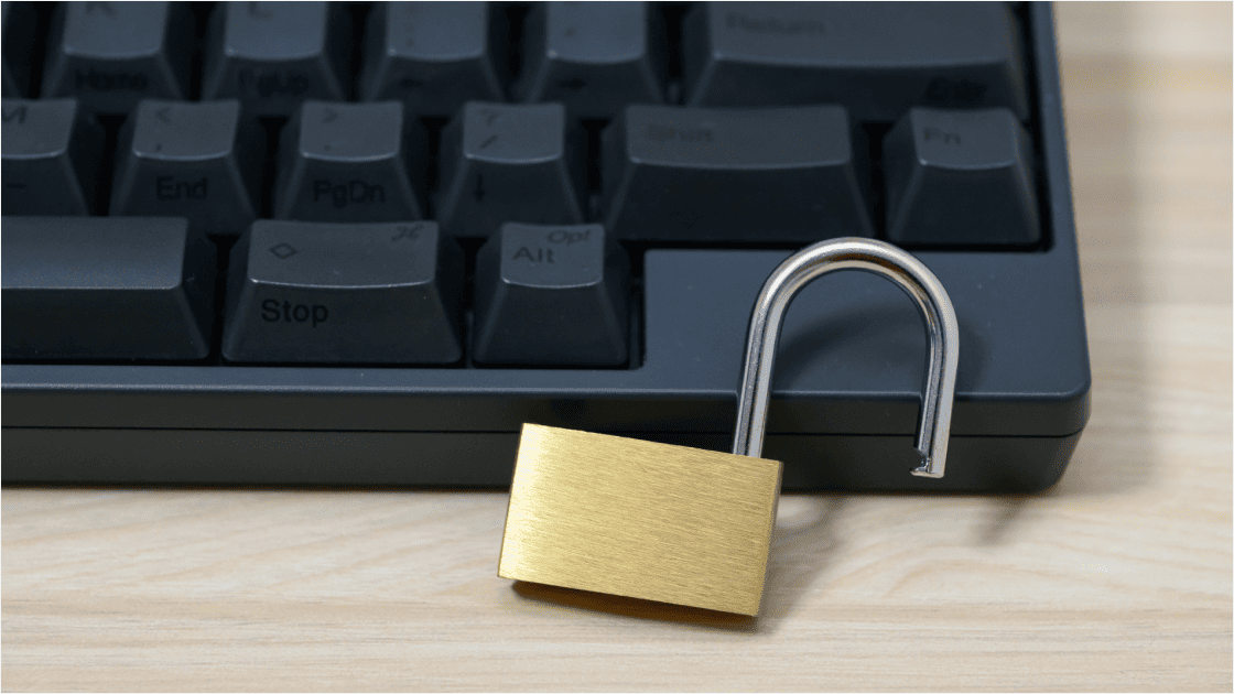 パソコン用キーボードに立てかけられた錠前のイメージ